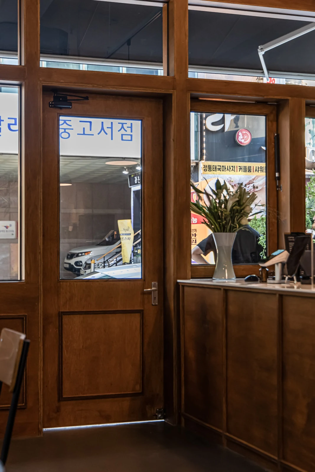 씨티브루 · 출입구 안쪽 목재 창호