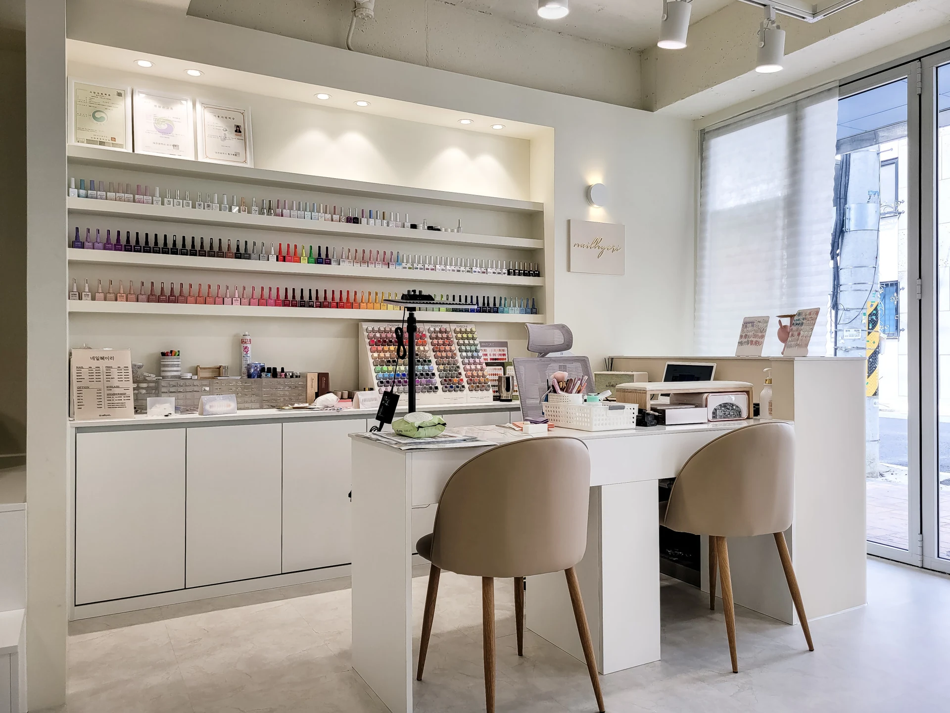 네일혜이리 · 네일 테이블과 창가
